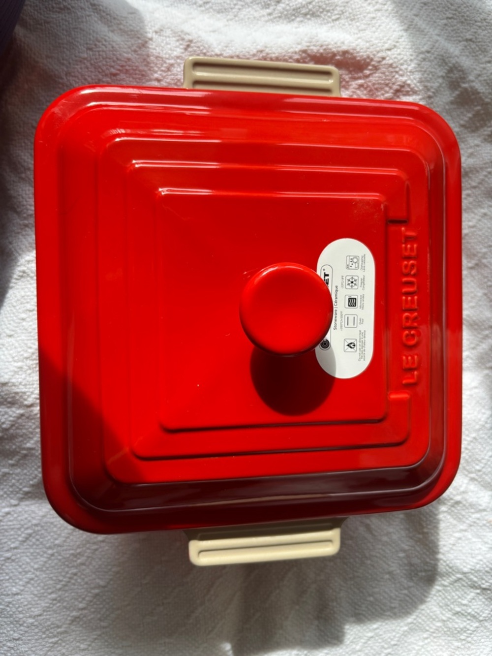 NWT Le Creuset Red Square Covered Dish with Cream Lid Carmin